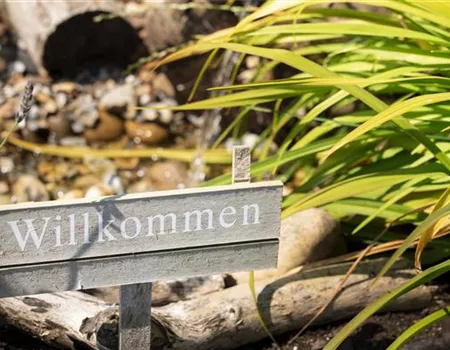 Immer auf dem richtigen Weg: Schilder und Wegweiser im Garten